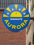 833703 Afbeelding van het teruggeplaatste uithangbord van wasserij 'Aurora' (Koningsweg 108) te Utrecht.N.B. Nadat de ...
